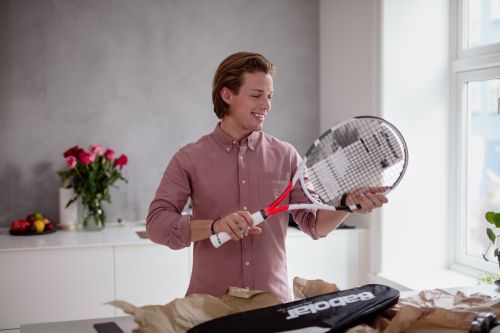 Mand med tennisracket