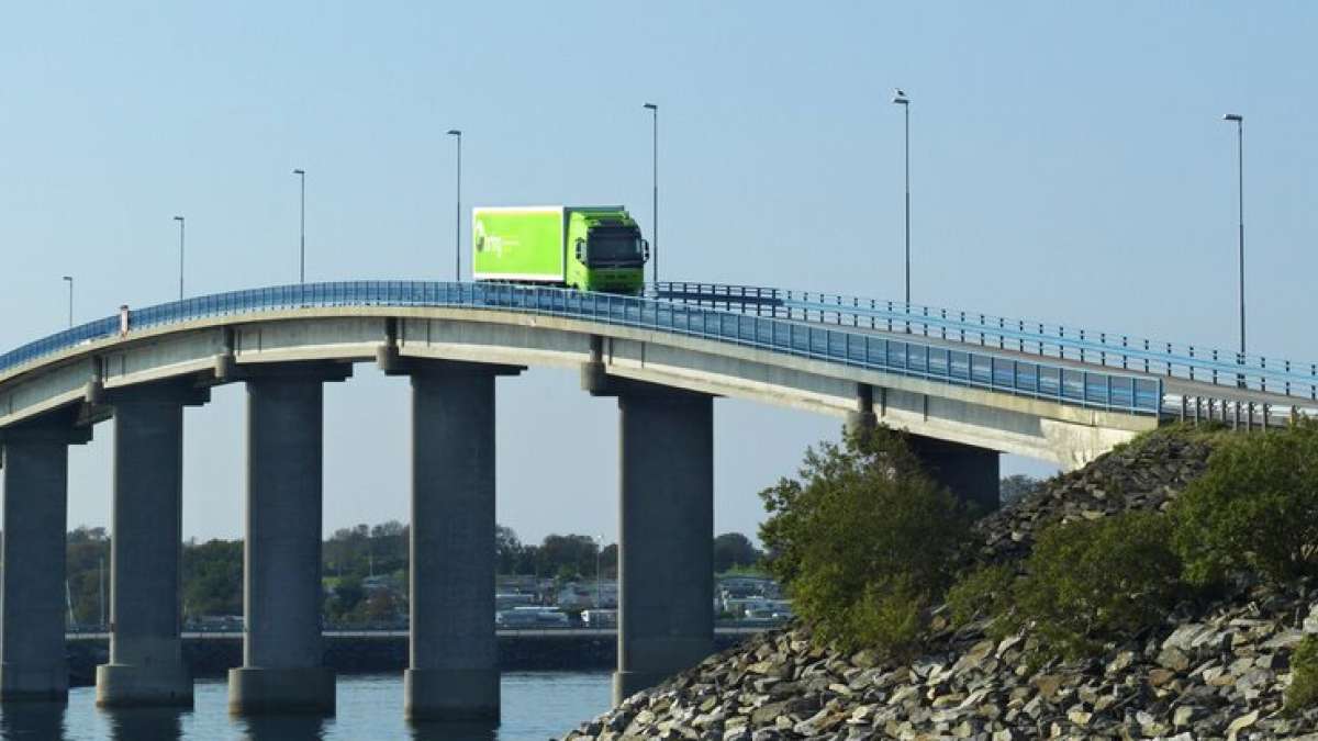 Bring truck on bridge