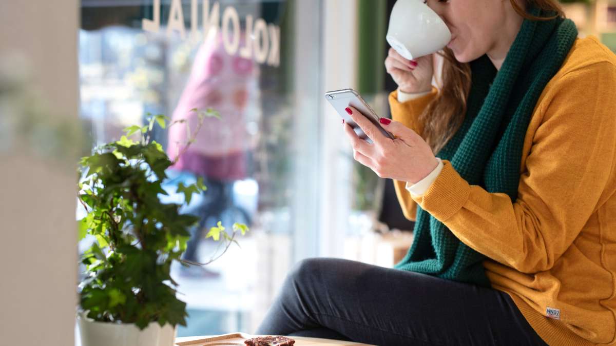 Kvinde med kaffekop på cafe