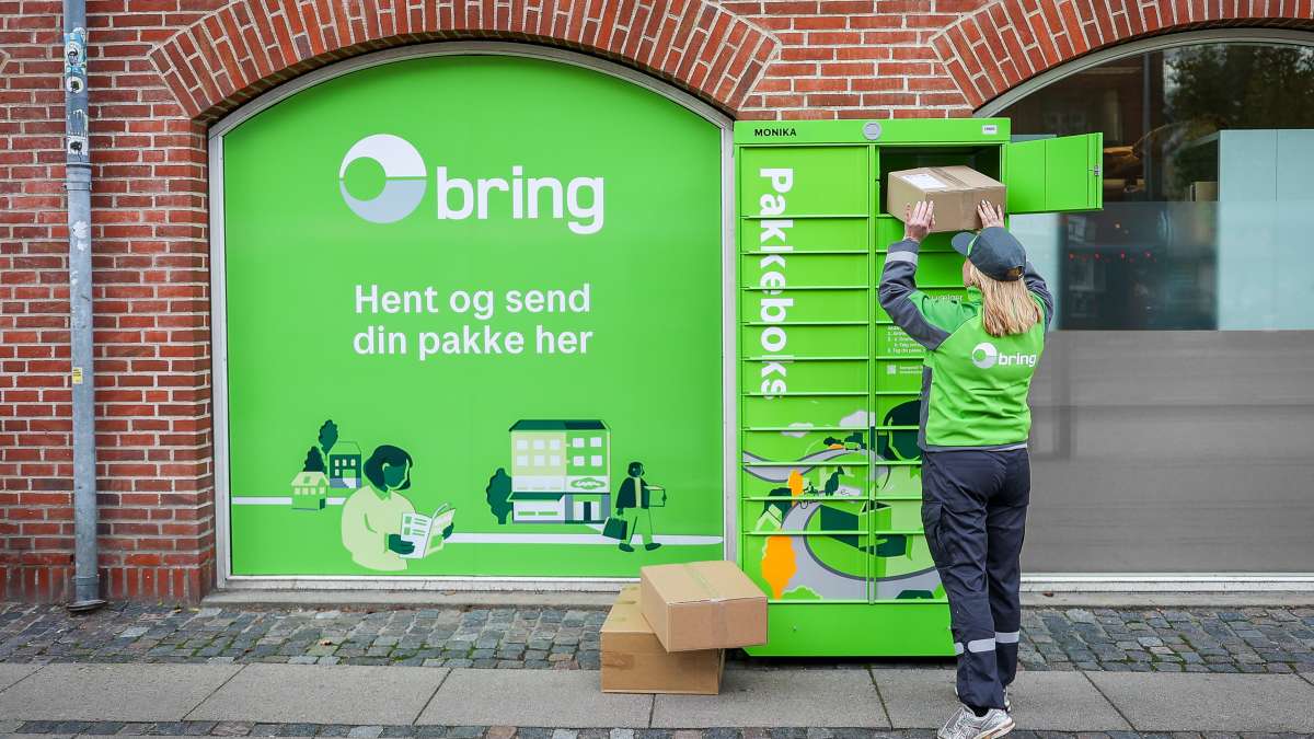 Bringbud lægger pakker ind i en Bring pakkeboks