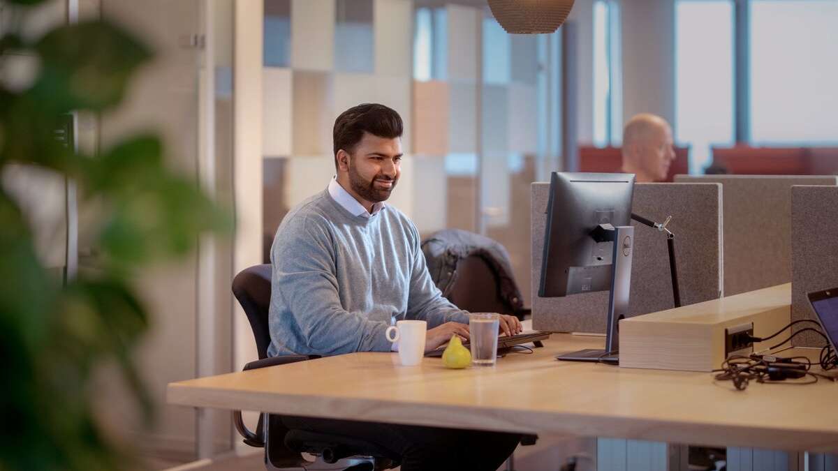 En mand arbejder på en computer på et kontor